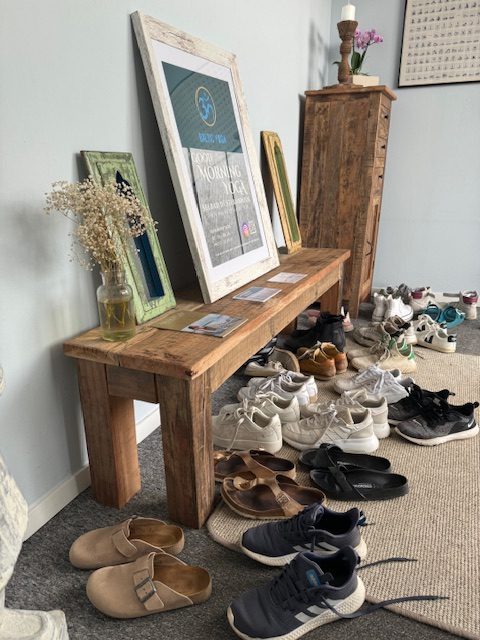 Schuhe im Studio Baltic Yoga Schuhe von Teilnehmern im Studio Baltic Yoga